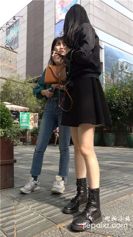 4k-黑色连衣裙漂亮美女街拍美腿 [1.54 GB]