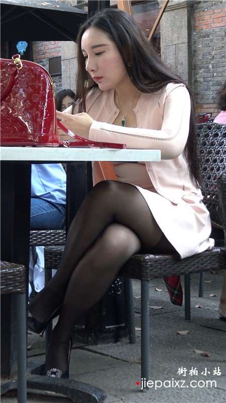 4k-粉衣街拍黑丝美女喝下午茶 [1.01 GB]