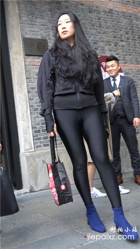 4k-黑色外套、弹力裤、蓝短靴街拍美臀美女 [1.25 GB]