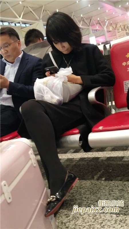 4K黑色系街拍丝袜MM低头玩手机