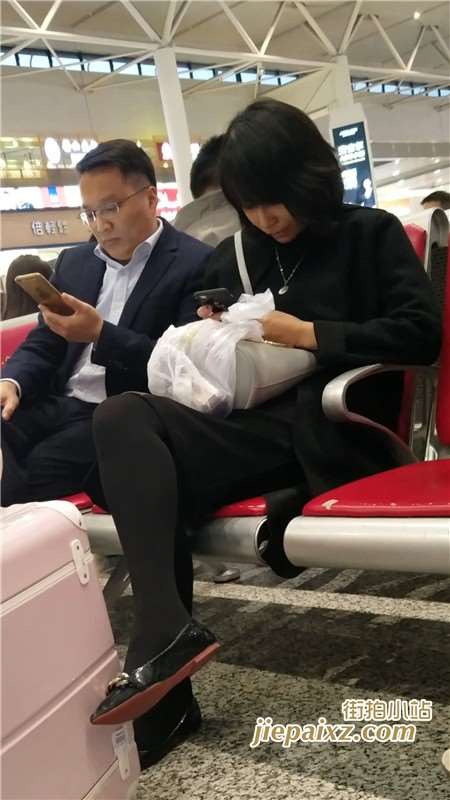 4K黑色系街拍丝袜MM低头玩手机