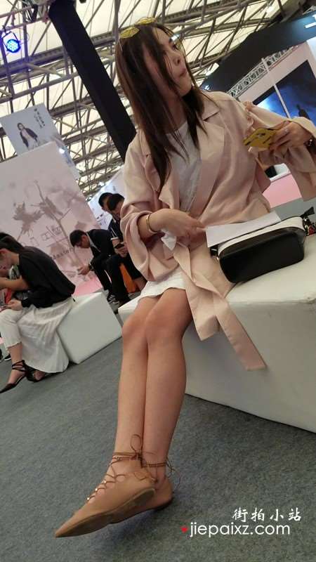 4K - 极品粉嫩美腿米色连衣裙天生丽质仙女姐姐