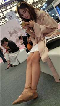 4K - 极品粉嫩美腿米色连衣裙天生丽质仙女姐姐