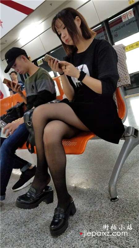 4K-街拍黑色短裙街拍黑丝气质小眼睛美女