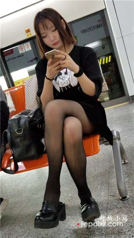 4K-街拍黑色短裙街拍黑丝气质小眼睛美女