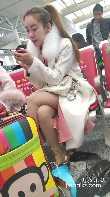 4K-候车室闲聊的两极品街拍肉丝美女
