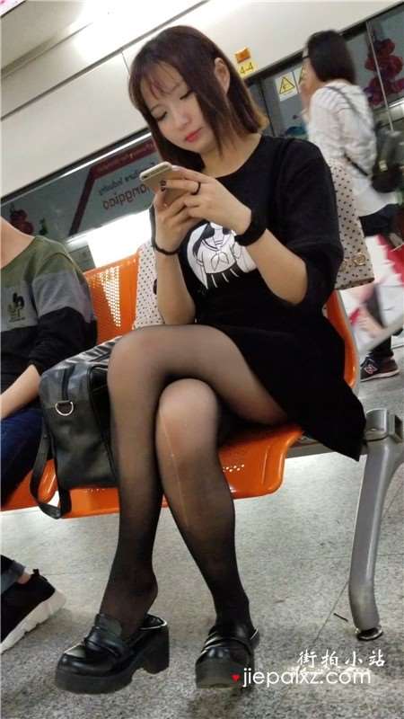 4K-街拍黑色短裙街拍黑丝气质小眼睛美女