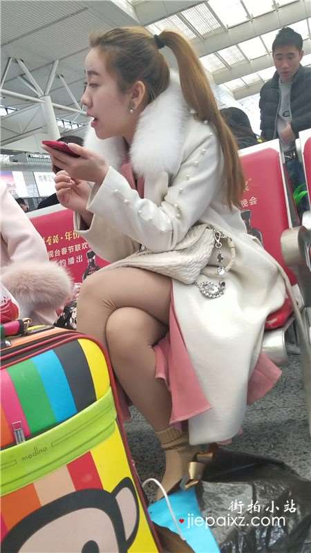 4K-候车室闲聊的两极品街拍肉丝美女