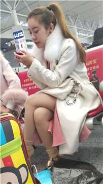 4K-候车室闲聊的两极品街拍肉丝美女