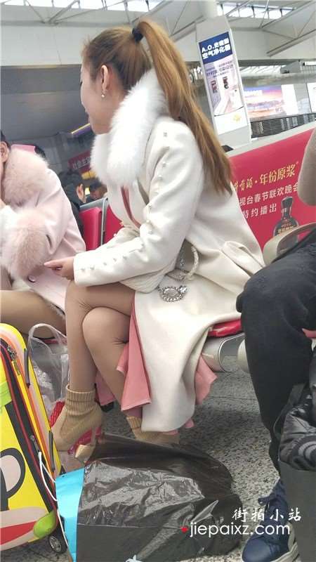 4K-候车室闲聊的两极品街拍肉丝美女