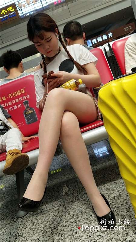 4K-可爱麻花辫街拍肉丝性感美腿高跟鞋女孩