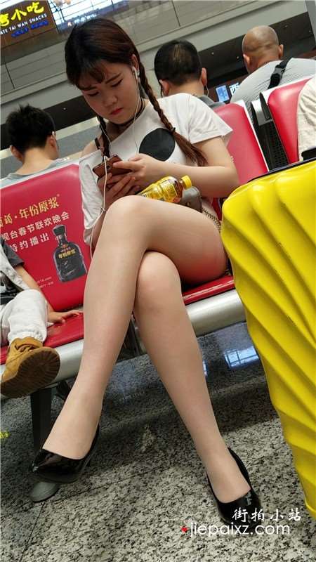4K-可爱麻花辫街拍肉丝性感美腿高跟鞋女孩