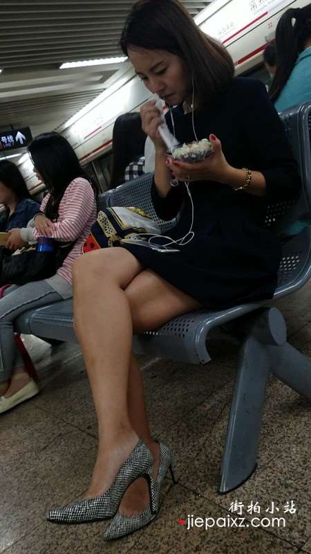 4K-银白色高跟鞋连衣裙美颜美腿街拍美女