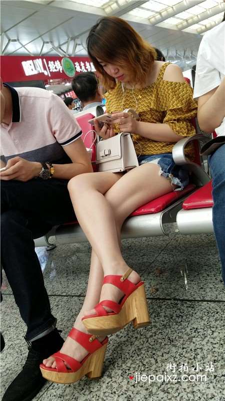 4K-白皙嫩腿热裤吊带衫小清新美颜街拍美女