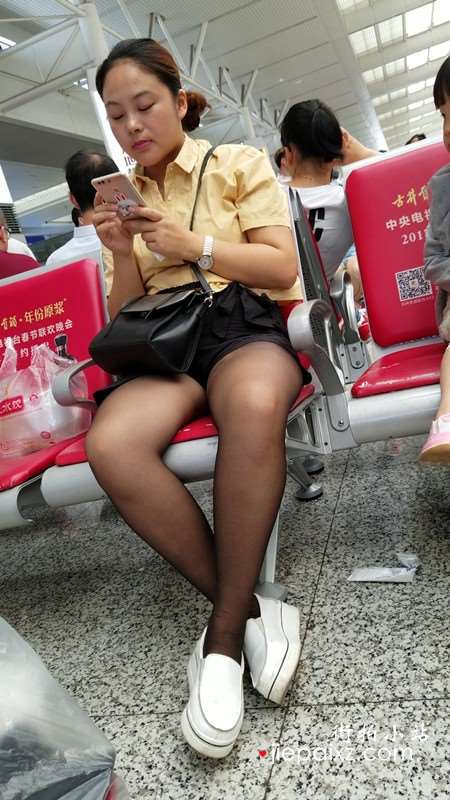 4k-候车室拍摄黄衬衫街拍黑丝性感美腿