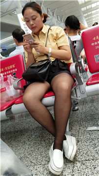 4k-候车室拍摄黄衬衫街拍黑丝性感美腿