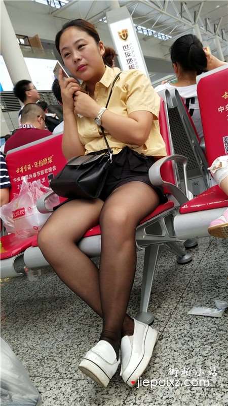 4k-候车室拍摄黄衬衫街拍黑丝性感美腿