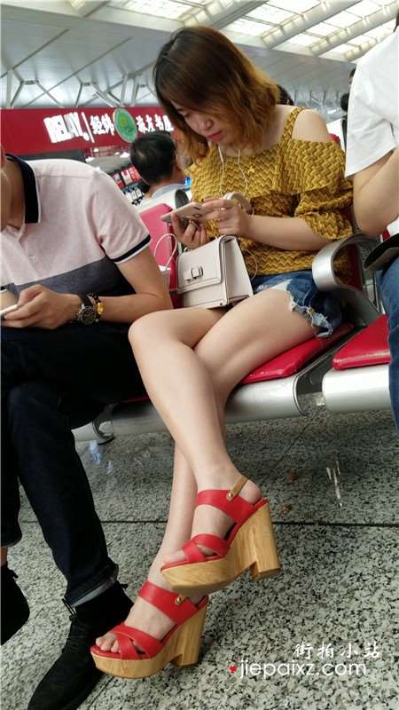 4K-白皙嫩腿热裤吊带衫小清新美颜街拍美女