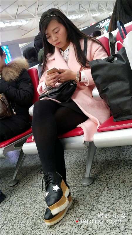 4k-粉色毛呢长外套街拍黑丝美腿姐姐