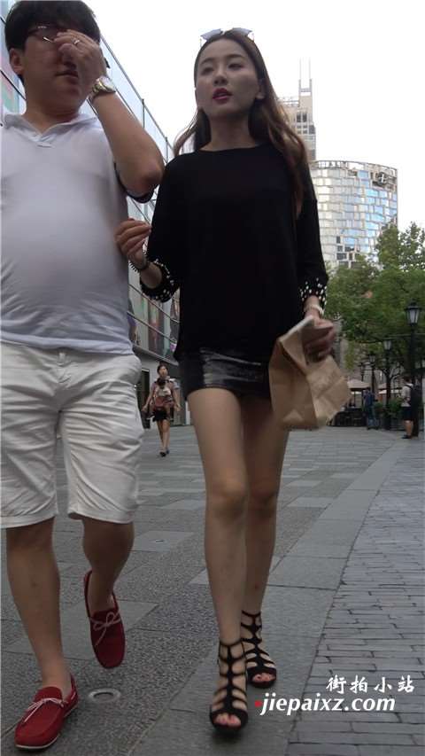 4K 黑T恤小短裙性感街拍美腿美女