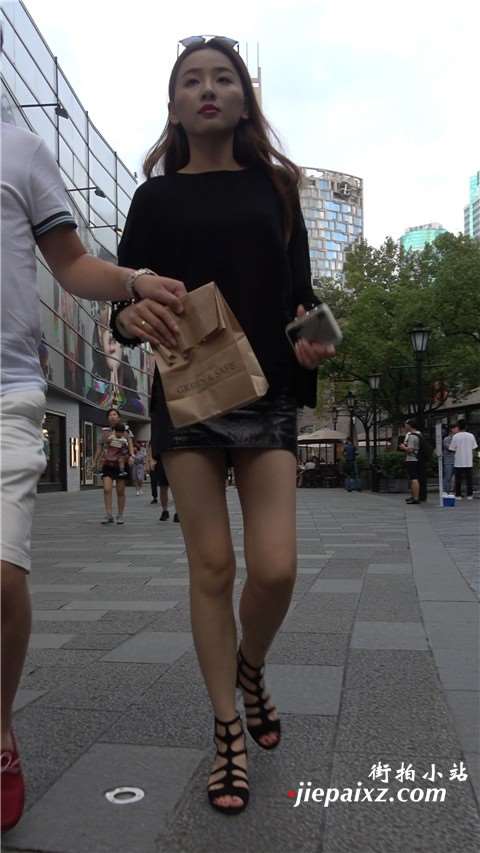 4K 黑T恤小短裙性感街拍美腿美女