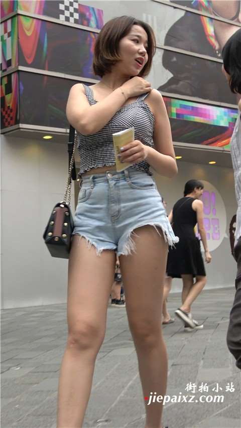 4K 高腰热裤吊带衫短发街拍美女