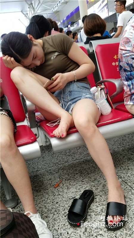 4k-牛仔热裤美腿丰满小姐姐看手机姿势很浪啊