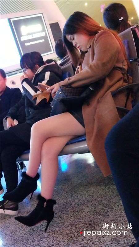 4k-候车室的长外套街拍肉丝长腿熟女