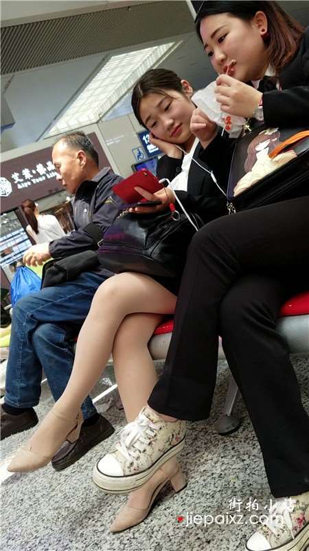 4k-候车室的肉丝街拍美腿黑色包臀裙美女
