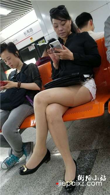 4k超清，极品大长腿性感熟女姐姐，一双玉腿够玩了