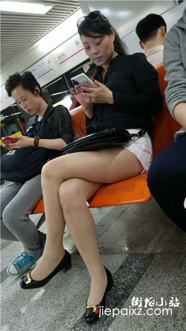 4k超清，极品大长腿性感熟女姐姐，一双玉腿够玩了