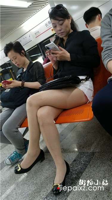 4k超清，极品大长腿性感熟女姐姐，一双玉腿够玩了