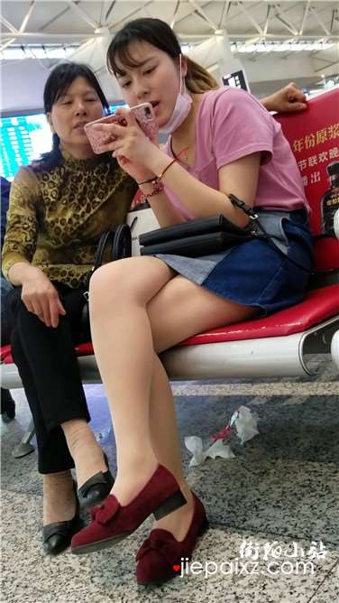 4k超清，候车室内教母亲玩手机的裸腿小清新妹子