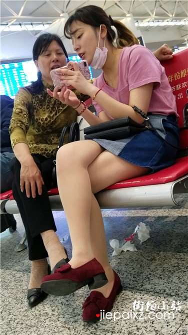 4k超清，候车室内教母亲玩手机的裸腿小清新妹子