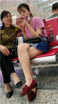 4k超清，候车室内教母亲玩手机的裸腿小清新妹子