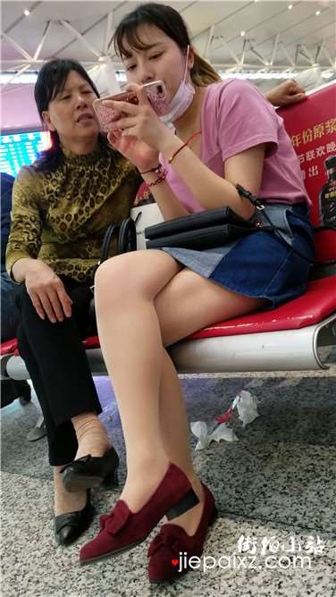 4k超清，候车室内教母亲玩手机的裸腿小清新妹子