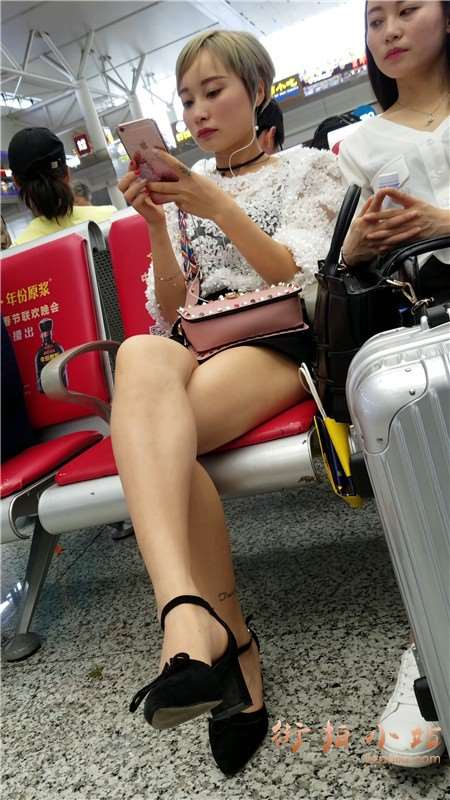 4k-长腿高跟鞋黄发美女感冒了、心疼感觉有木有