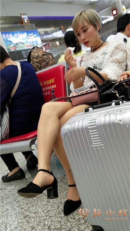 4k-长腿高跟鞋黄发美女感冒了、心疼感觉有木有