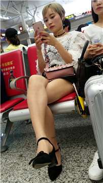 4k-长腿高跟鞋黄发美女感冒了、心疼感觉有木有