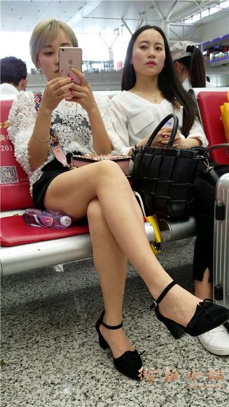 4k-长腿高跟鞋黄发美女感冒了、心疼感觉有木有