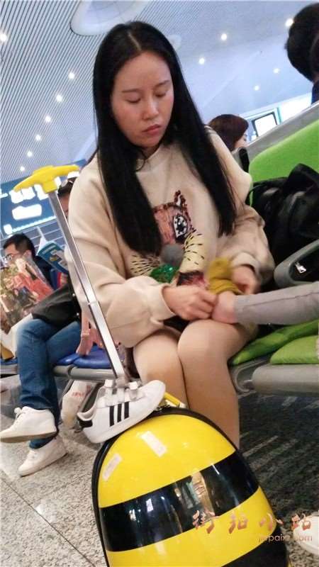 4k-街拍肉丝可爱美女姐姐