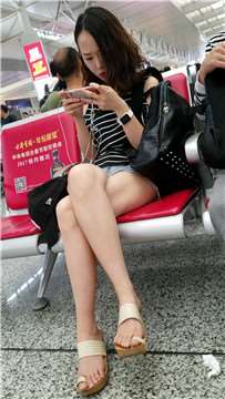 4k-条纹T恤牛仔热裤街拍美腿美女