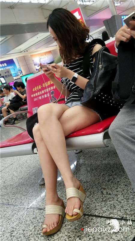 4k-条纹T恤牛仔热裤街拍美腿美女