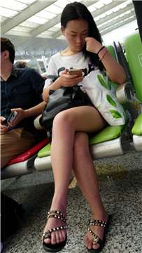 4k-白T恤热裤凉拖街拍美女美腿