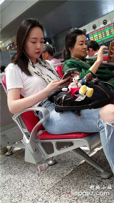 4k-白T恤紧身蓝牛高颜值街拍美女