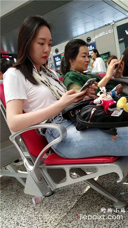 4k-白T恤紧身蓝牛高颜值街拍美女