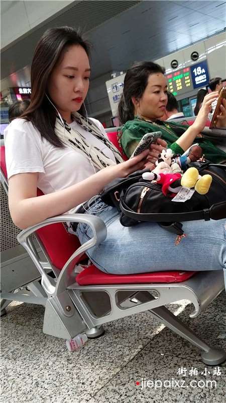 4k-白T恤紧身蓝牛高颜值街拍美女