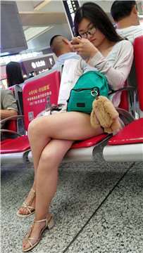 4k-灰T恤热裤眼镜美女街拍美腿