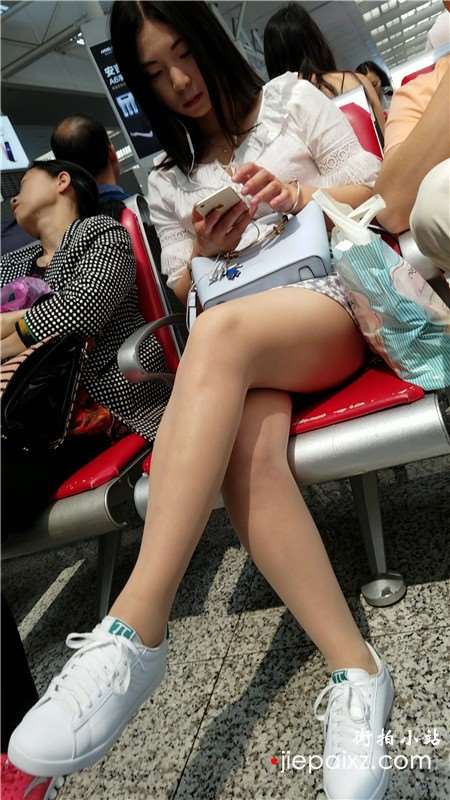 4k-白衬衫格子裙运动鞋街拍肉丝美腿