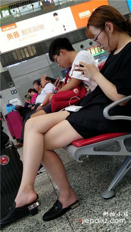 4k-候车室内拍摄白皙嫩腿眼镜妹
